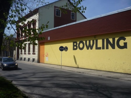 před bowlingem